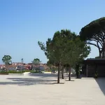 Alessia Apartments-top Location And Garage Parking 로비니