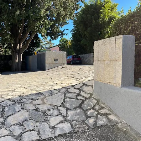 Alessia Apartments-top Location And Garage Parking 公寓 罗维尼